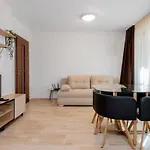 Chic 2Bd Flat With Modern Furniture On Aldomirovska By Flat Mаnager