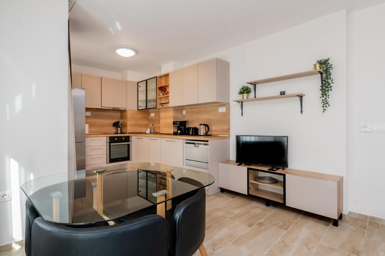 Chic 2bd Flat With Modern Furniture On Aldomirovska By Flat Mаnager Apartemen